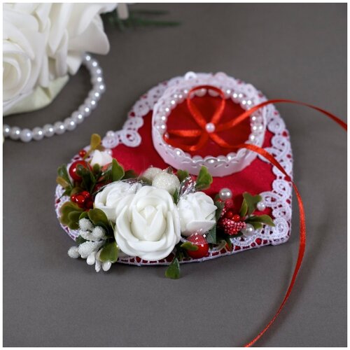 Свадебная подставка для обручальных колец красного цвета с белыми розами, декоративными ягодками, белым кружевом и жемчужными бусинами 1051р